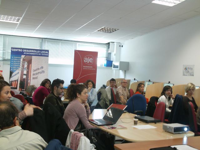 Jóvenes empresarios totaneros aprenden a crear su blog de empresa gracias a la Asociación de Jóvenes Empresarios del Guadalentín, Foto 1