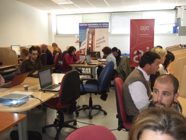 Jóvenes empresarios totaneros aprenden a crear su blog de empresa gracias a la Asociación de Jóvenes Empresarios del Guadalentín, Foto 3