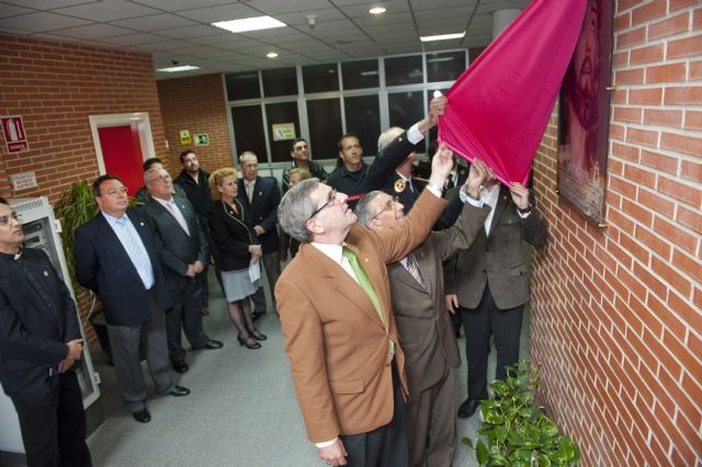 Los Bomberos cuelgan en el Parque un cuadro del Cristo de la Misericordia - 1, Foto 1