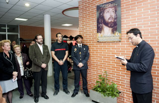 Los Bomberos cuelgan en el Parque un cuadro del Cristo de la Misericordia - 2, Foto 2