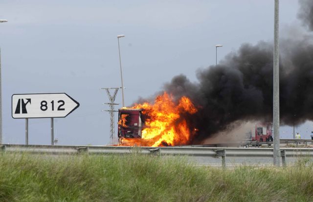 Los bomberos emplean nueve horas para sofocar el incendio de un camión en la AP-7 - 1, Foto 1