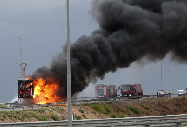 Los bomberos emplean nueve horas para sofocar el incendio de un camión en la AP-7 - 3, Foto 3