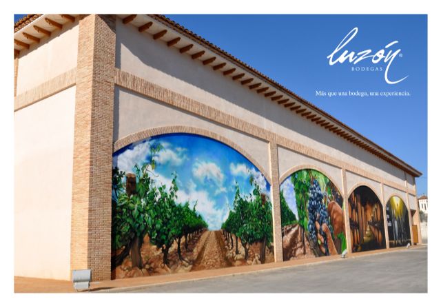 Bodegas luzón graffitea sus instalaciones para explicar su proceso productivo a sus visitantes - 1, Foto 1