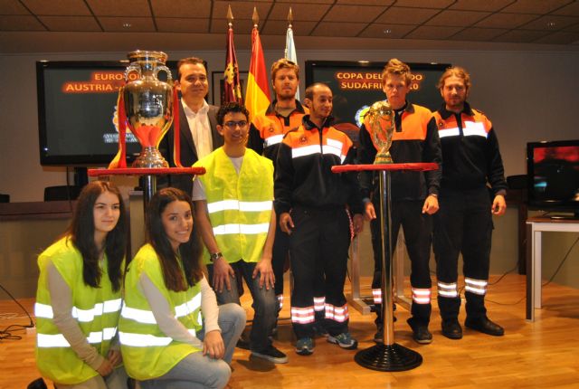 Cientos de aficionados disfrutan de la cercanía de la Copa del Mundo desde esta mañana en San Javier - 1, Foto 1