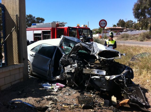 Cruz Roja de Águilas asiste un grave accidente de tráfico en la carretera que une Águilas con la pedanía de Calabardina - 1, Foto 1