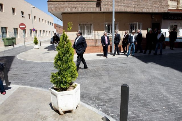 El entorno del Centro de Salud de Barrio Peral luce nueva imagen - 2, Foto 2