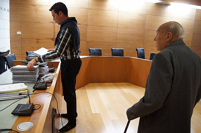 El ayuntamiento recepciona parte de la hemeroteca del Cronista Oficial de Totana, Foto 2