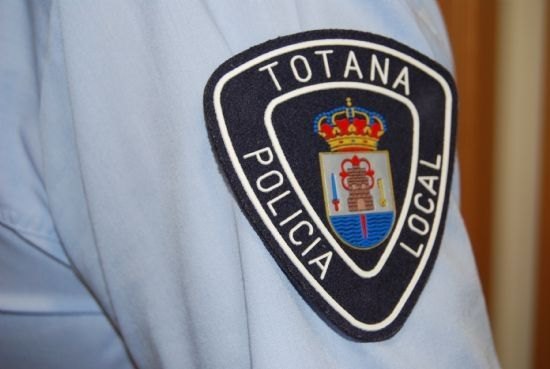 La Policía Local de Totana detiene a dos personas que tuvieron un accidente en la RM-3 en un coche que habían robado, Foto 1