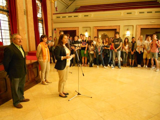 María Dolores Sánchez recibe a los participantes en el proyecto Comenius liderado por el IES Cascales - 1, Foto 1