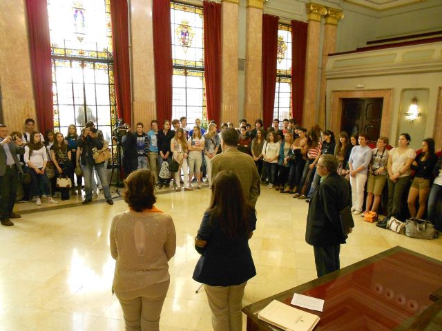 María Dolores Sánchez recibe a los participantes en el proyecto Comenius liderado por el IES Cascales - 2, Foto 2
