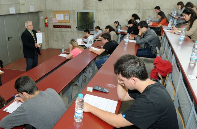 Alumnos de segundo de bachillerato participan en la Olimpiada de Economía y Empresa - 1, Foto 1