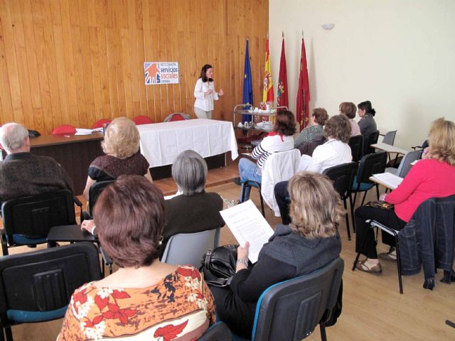 Los jubilados aprenden a comportarse en la mesa - 1, Foto 1