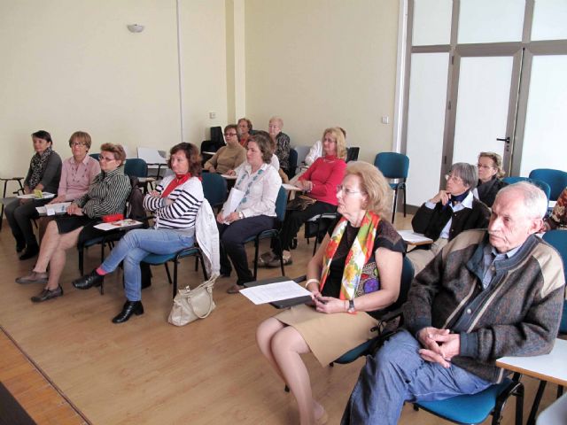 Los jubilados aprenden a comportarse en la mesa - 2, Foto 2