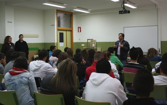 El Alcalde de Bullas participa en una charla para fomentar las iniciativas emprendedoras entre los jóvenes - 1, Foto 1