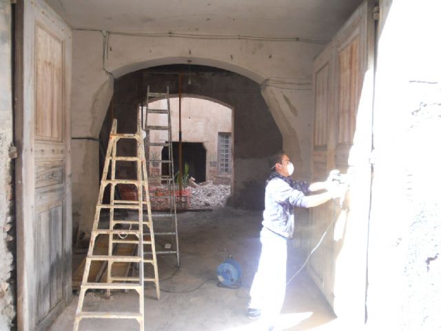 Acometen trabajos de arreglo y mantenimiento de los principales elementos ornamentales catalogados en la Casa del General Aznar, Foto 1