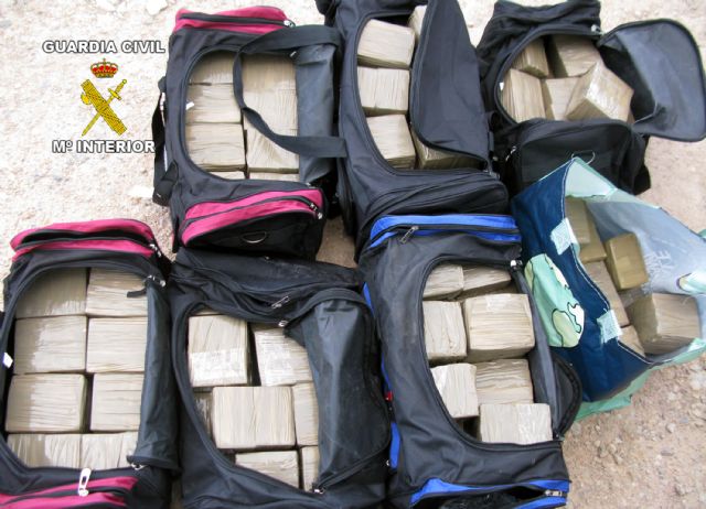 La Guardia Civil sorprende a una persona realizando un traslado de 130 kilos de hachís por la A-7 - 1, Foto 1