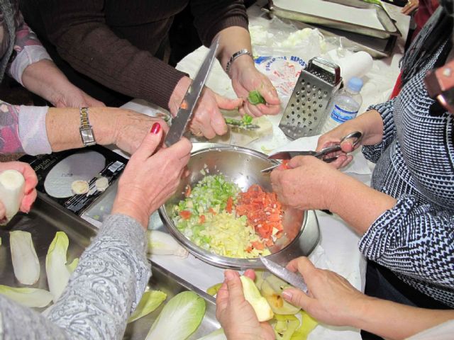 Ejercicios de memoria, patchwork e informática, las nuevas actividades para los mayores - 1, Foto 1