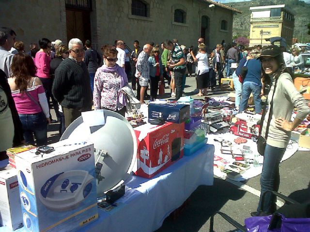 El mercadillo de segunda mano supera las expectativas, en cuanto a puestos, público y ventas - 1, Foto 1