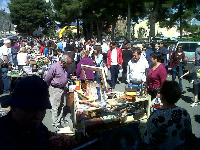 El mercadillo de segunda mano supera las expectativas, en cuanto a puestos, público y ventas - 3, Foto 3
