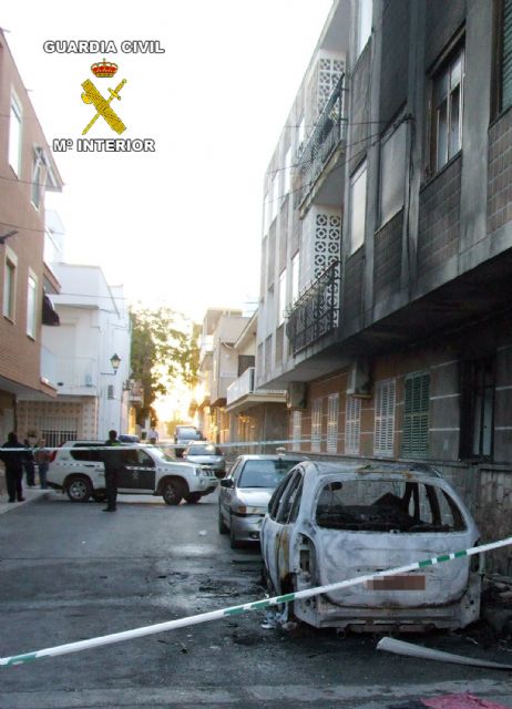 Un Guardia Civil auxilia a una familia víctima del incendio de su vivienda - 1, Foto 1