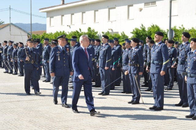 Valcárcel elogia el alto grado de preparación y la profesionalidad del personal militar de la Base Aérea de Alcantarilla - 2, Foto 2