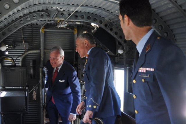 Valcárcel elogia el alto grado de preparación y la profesionalidad del personal militar de la Base Aérea de Alcantarilla - 3, Foto 3