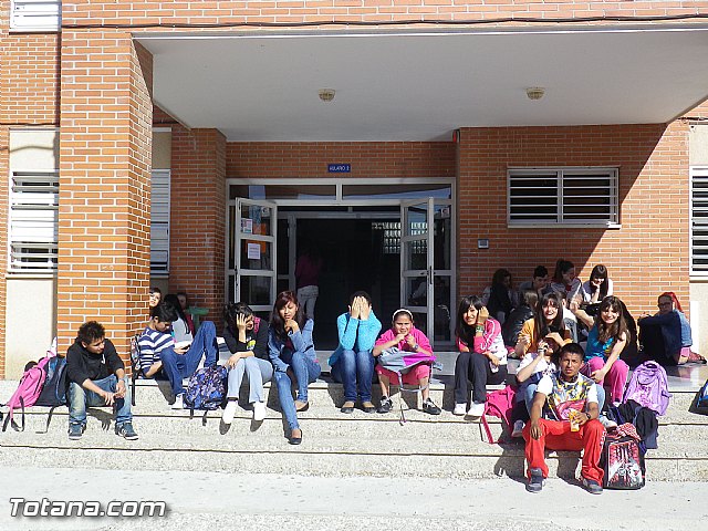 Autoridades municipales conocen las actividades de la semana cultural del IES 