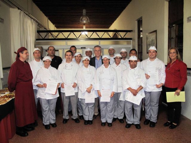 Los 14 alumnos del Curso de Cocina de Servicios Sociales, preparados para trabajar - 1, Foto 1