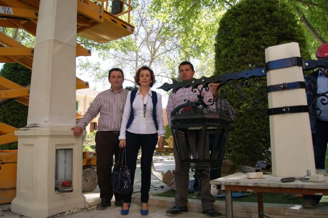El Ayuntamiento de Lorca instala en la Alameda de la Constitución unas nuevas farolas idénticas a las dañadas por los seísmos realizadas en talleres de empleo - 1, Foto 1