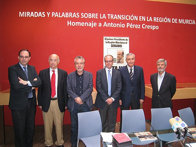 El Archivo General de la Región de Murcia acoge una exposición homenaje a Antonio Pérez Crespo con carteles sobre la Transición - 1, Foto 1