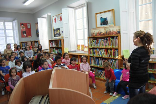 Éxito en las dos sesiones de Cuentacuentos organizadas en las bibliotecas públicas de Totana con motivo de las actividades del Día del Libro, Foto 2