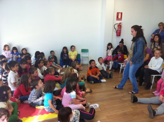 Success in both Storytelling sessions organized in public libraries Totana occasion of World Book Day activities, Foto 3