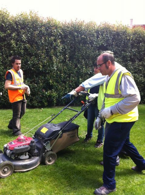 Jóvenes desempleados realizan prácticas de jardinería en espacios municipales en el marco del Proyecto Labor - 1, Foto 1