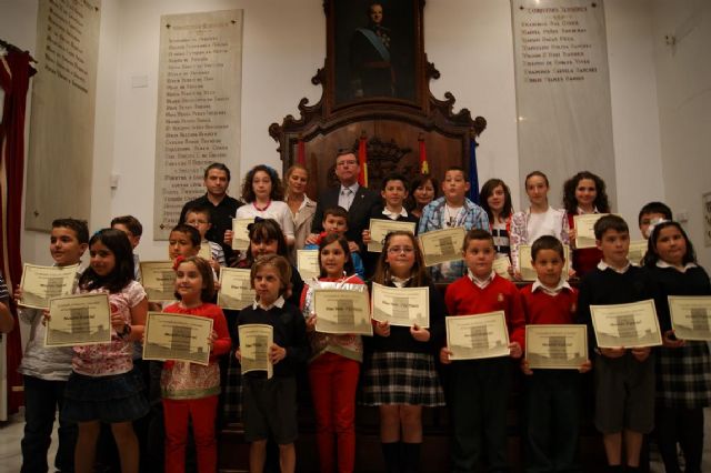 24 frases solidarias de escolares lorquinos serán grabadas en la escultura Consuelo que se instalará en la Plaza de Colón en el aniversario del 11-M - 1, Foto 1