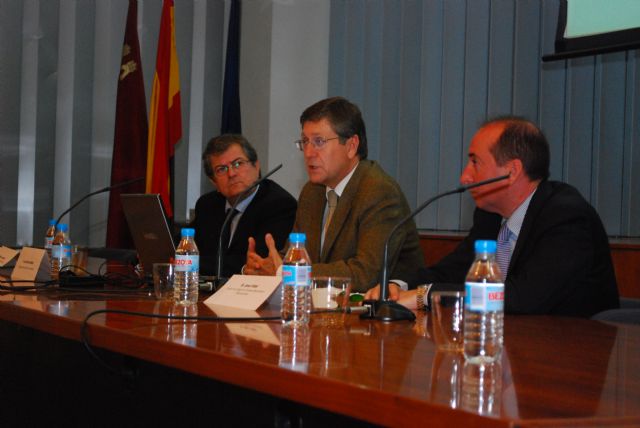 Bernal informa a los economistas y titulados mercantiles del Plan de Reequilibrio y de Pagos desde el punto de vista técnico - 1, Foto 1