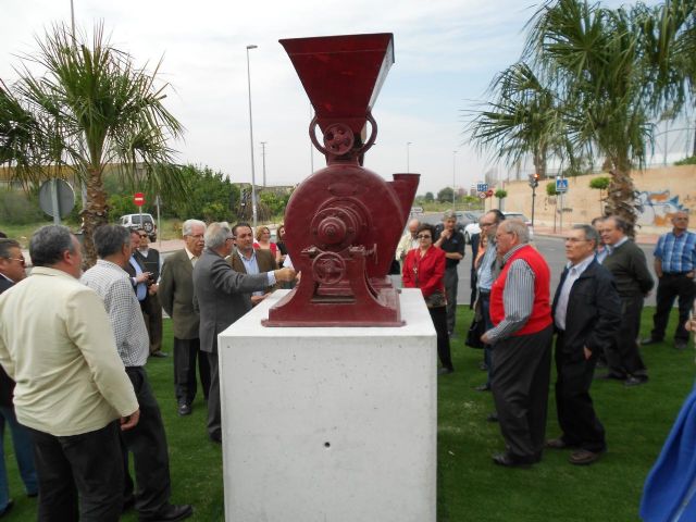 Un monumento en la entrada a Espinardo rinde homenaje a la tradición histórica industria del pimentón - 1, Foto 1