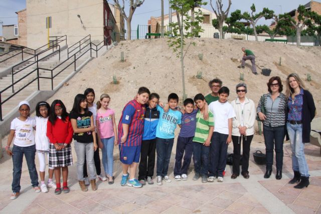 El Ayuntamiento de Molina de Segura lleva a cabo la plantación de 200 plantas forestales en la Rambla de los Calderones - 1, Foto 1