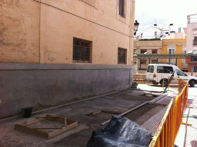 They rush to remodel the pavement performance and arrangement of trees in the Square of the Three Hail Marys Convent, Foto 1