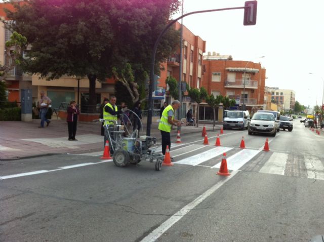 Realizan trabajos de repintado de la señalización horizontal y mantenimiento en la Calle General Aznar - 1, Foto 1