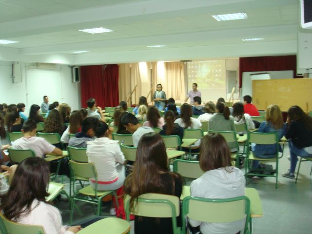 Mas de 200 jóvenes participan en las charlas que imparte la Fundación FADE, Foto 1