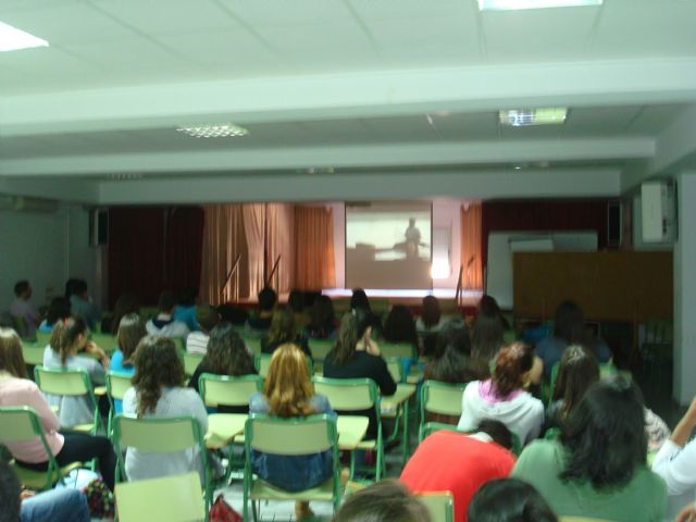 Mas de 200 jóvenes participan en las charlas que imparte la Fundación FADE, Foto 2