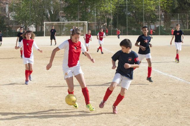 Los equipos de la liga de futbol base luchan por los puestos de play off al título - 1, Foto 1