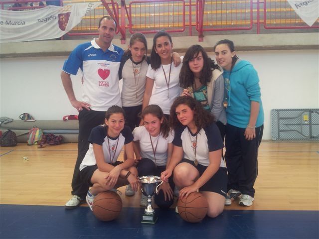 El colegio Madres de Dios se proclama campeón regional de baloncesto cadete femenino en deporte escolar - 1, Foto 1