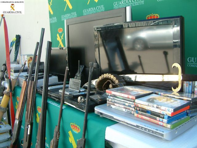 La Guardia Civil de Albacete detiene a siete personas integrantes de un grupo organizado e interviene varias armas de fuego, municion y drogas - 1, Foto 1