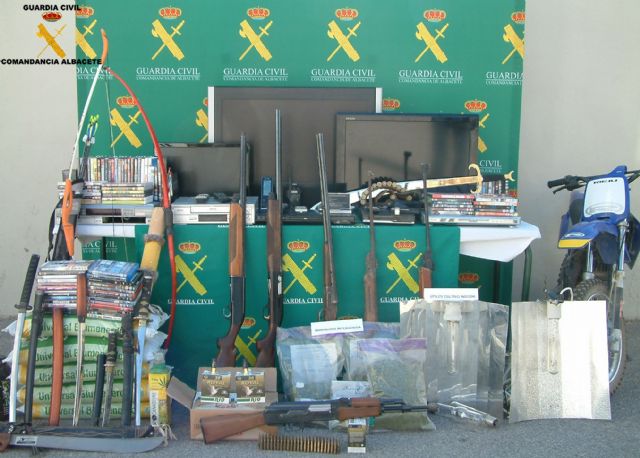 La Guardia Civil de Albacete detiene a siete personas integrantes de un grupo organizado e interviene varias armas de fuego, municion y drogas - 2, Foto 2