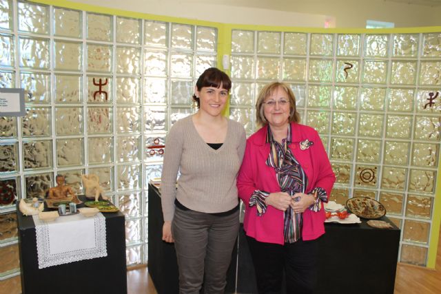 Los alumnos de los talleres municipales torreños presentan una muestra-mercadillo de sus trabajos - 1, Foto 1