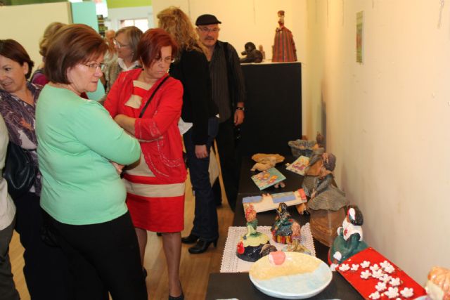 Los alumnos de los talleres municipales torreños presentan una muestra-mercadillo de sus trabajos - 2, Foto 2