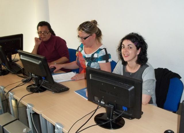 Mujeres inmigrantes se forman con Radio ECCA para buscar empleo como auxiliar de ayuda a domicilio - 1, Foto 1