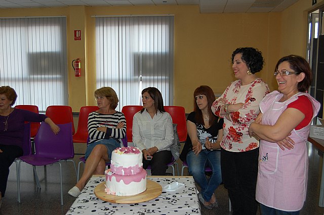 Un grupo de 70 mujeres aprenden las últimas técnicas en elaboración y decoración pastelera - 1, Foto 1