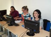 Mujeres inmigrantes se forman con Radio ECCA para buscar empleo como auxiliar de ayuda a domicilio